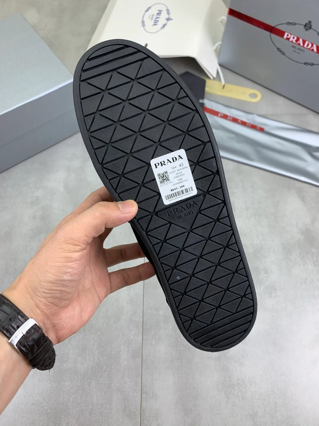 Men's shoes 💰P560💰[New model] The top version is available on the official website, 🆘 The trendy brand (Prada) mainly promotes the popular model, avant-garde and versatile fashionable men's shoes, private version mold opening, cowhide surface splicing 1:1.. Stylish and simple, original imported cowhide lining cowhide feet; the atmosphere and personality are more fashionable, eye-catching and pursuing class. It will subvert the old idea and be a must-have for fashionistas with you! Must keep it for yourself! Tall and comfortable, large and low, high-end quality workmanship. Official website’s new high-end outsole. Size: 38-45. Multiple colors available.